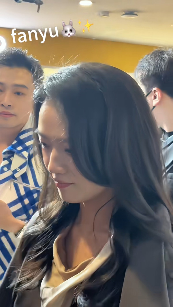 45歲湯唯現身江蘇被偶遇 顏值依然巔峰 親民簽名大派心心 