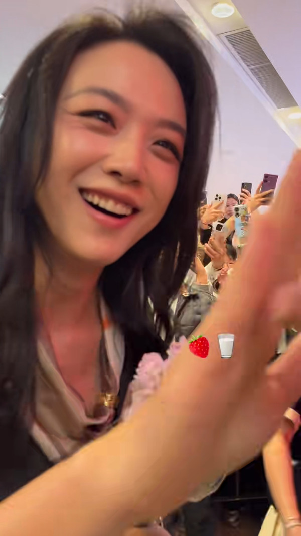 45歲湯唯現身江蘇被偶遇 顏值依然巔峰 親民簽名大派心心 