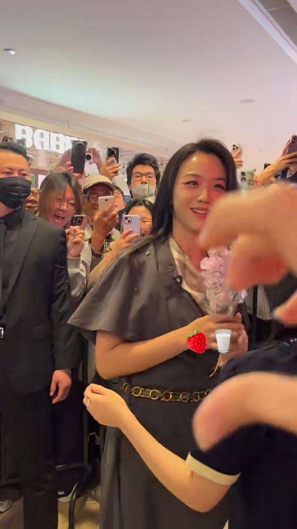 45歲湯唯現身江蘇被偶遇 顏值依然巔峰 親民簽名大派心心 