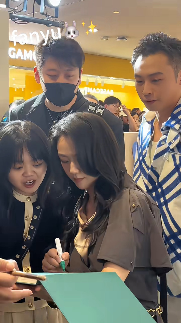 45歲湯唯現身江蘇被偶遇 顏值依然巔峰 親民簽名大派心心 