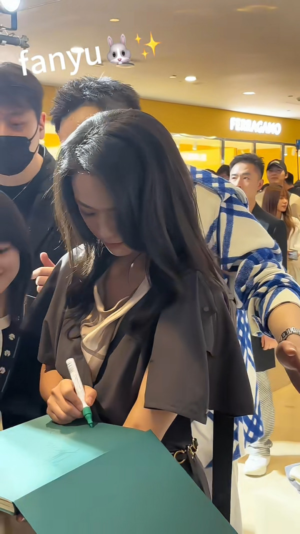 45歲湯唯現身江蘇被偶遇 顏值依然巔峰 親民簽名大派心心 