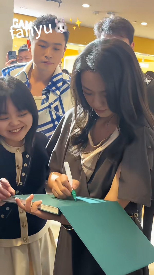 45歲湯唯現身江蘇被偶遇 顏值依然巔峰 親民簽名大派心心 