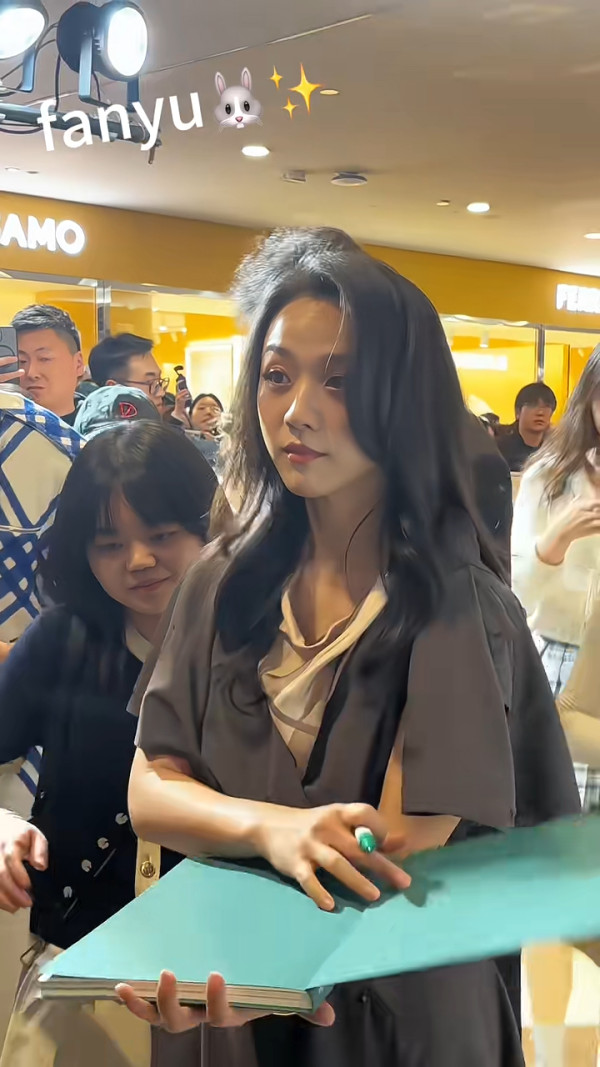 45歲湯唯現身江蘇被偶遇 顏值依然巔峰 親民簽名大派心心 