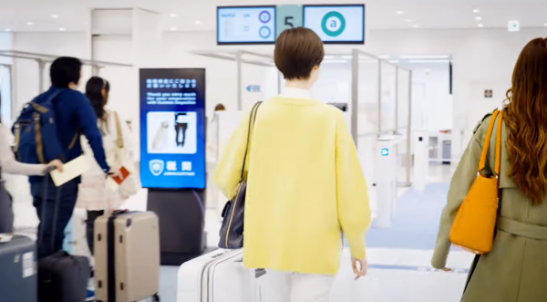 領取行李後，前往海關審查電子閘門並通過檢查即可。（圖片來源：YouTube@MOJchannel影片截圖） 