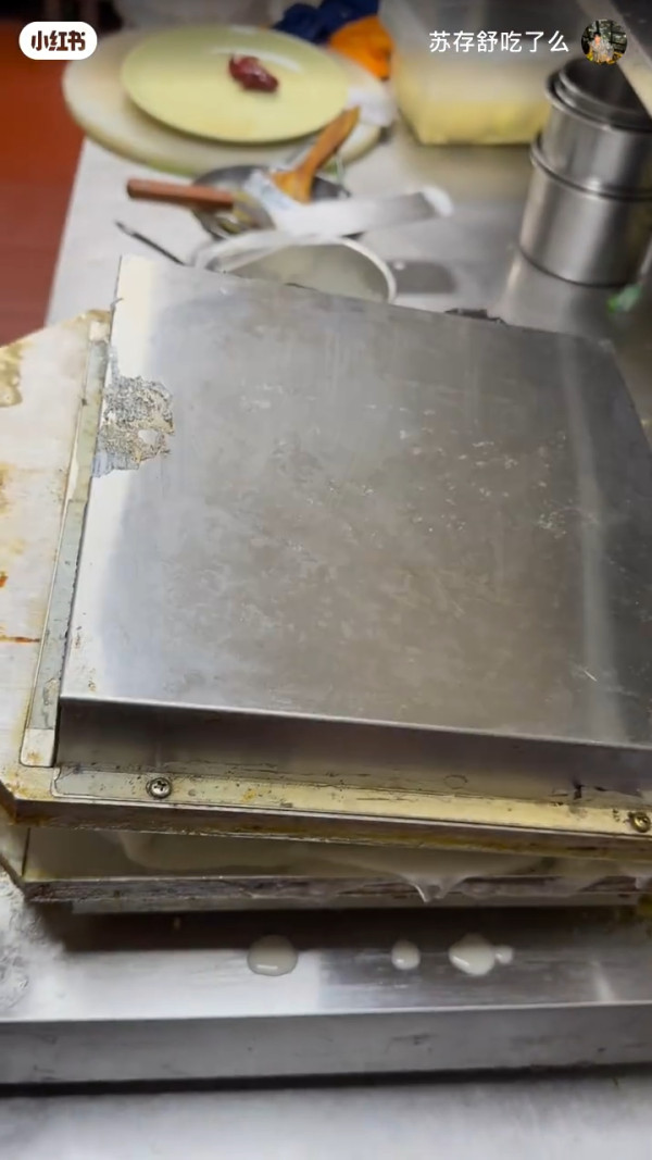 內地近期爆紅龍蝦化石餅 網民狠批唔衛生唔人道 原來早在多地流行？ 