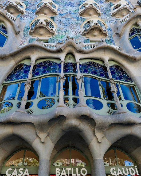 孖機師男友暢遊西班牙歷史建築 簡淑兒曬旅行打卡相：愛上巴塞隆拿 