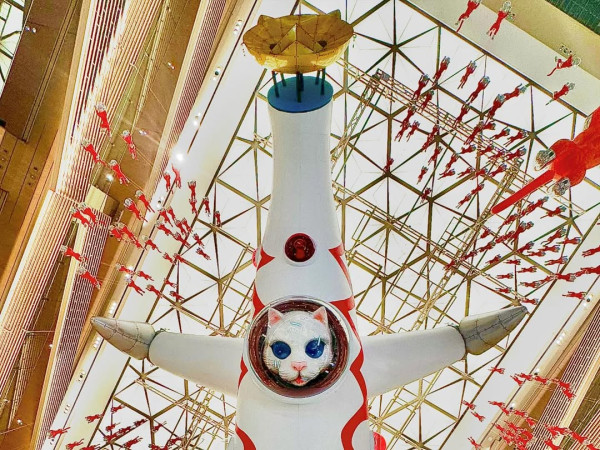 日本全新藝術館重磅開幕 湖面漂浮著一個巨型貓島 