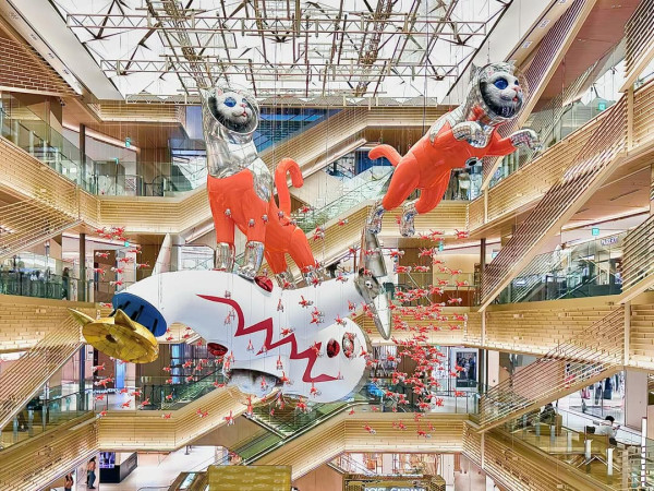 日本全新藝術館重磅開幕 湖面漂浮著一個巨型貓島 