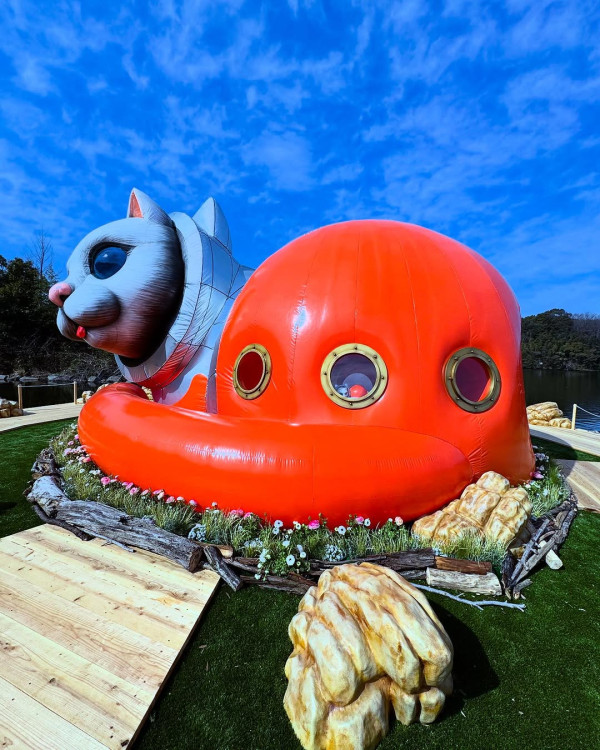 日本全新藝術館重磅開幕 湖面漂浮著一個巨型貓島 