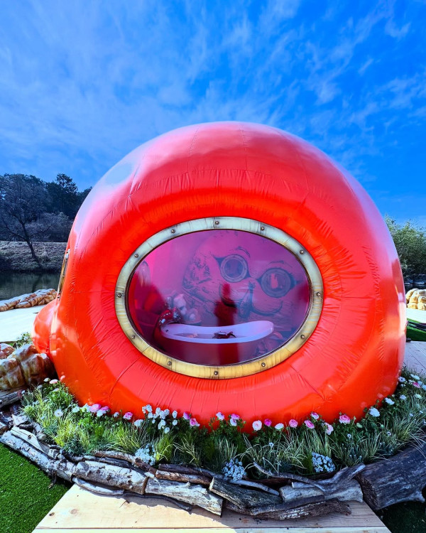 日本全新藝術館重磅開幕 湖面漂浮著一個巨型貓島 