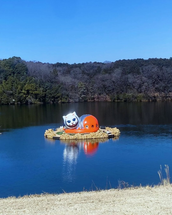 日本全新藝術館重磅開幕 湖面漂浮著一個巨型貓島 