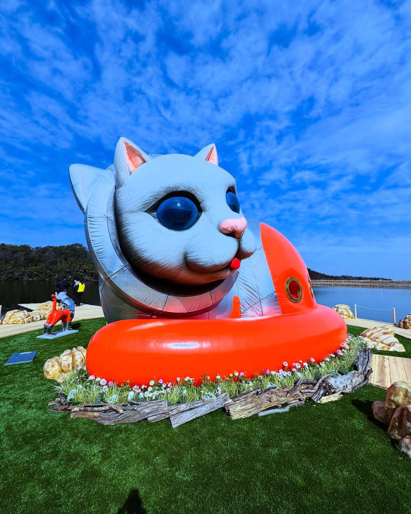 日本全新藝術館重磅開幕 湖面漂浮著一個巨型貓島 