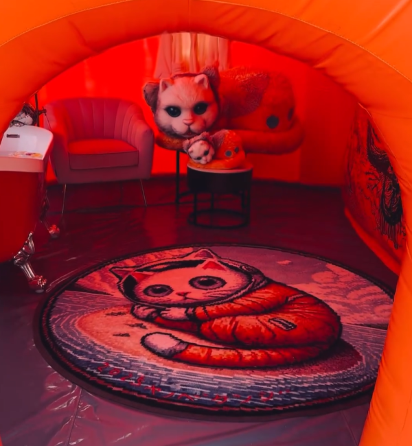 日本全新藝術館重磅開幕 湖面漂浮著一個巨型貓島 