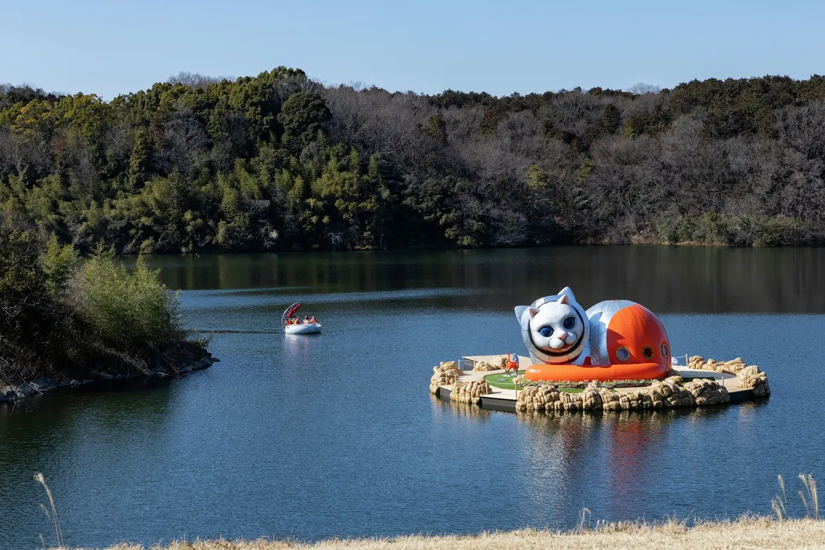 日本全新藝術館重磅開幕 湖面漂浮著一個巨型貓島 