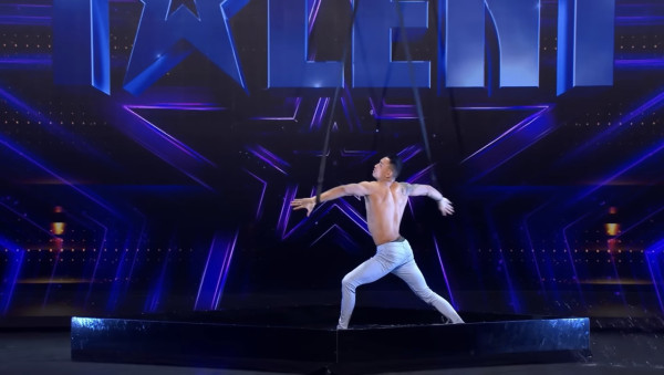 港人登《全英一叮》表演高難度空中雜技震懾全場!評審給4個Yes肯定晉級