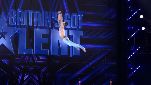 港人登《全英一叮》表演高難度空中雜技震懾全場!評審給4個Yes肯定晉級