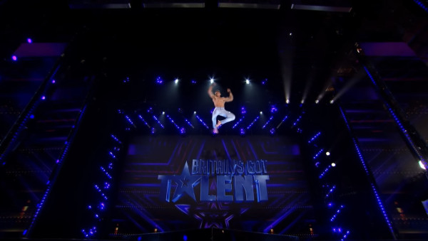 港人登《全英一叮》表演高難度空中雜技震懾全場!評審給4個Yes肯定晉級