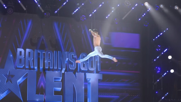 港人登《全英一叮》表演高難度空中雜技震懾全場!評審給4個Yes肯定晉級