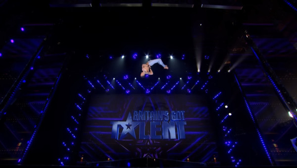 港人登《全英一叮》表演高難度空中雜技震懾全場!評審給4個Yes肯定晉級