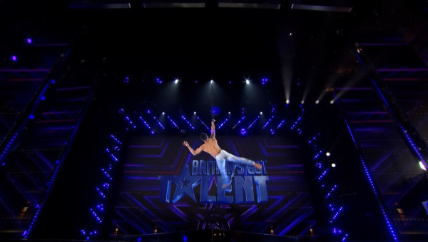 港人登《全英一叮》表演高難度空中雜技震懾全場!評審給4個Yes肯定晉級