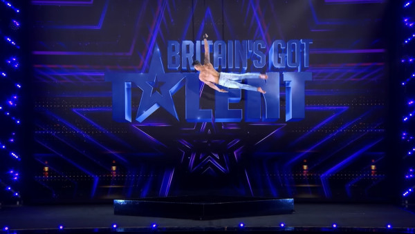 港人登《全英一叮》表演高難度空中雜技震懾全場!評審給4個Yes肯定晉級