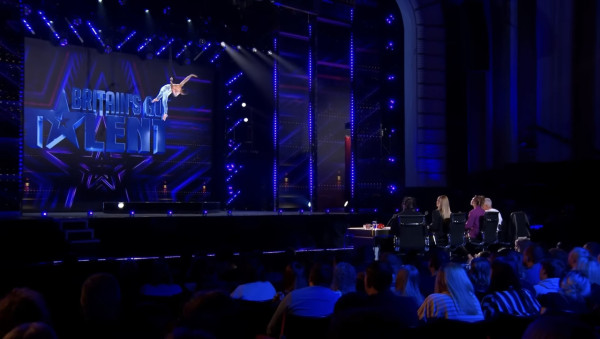 港人登《全英一叮》表演高難度空中雜技震懾全場!評審給4個Yes肯定晉級