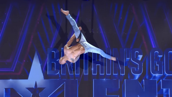 港人登《全英一叮》表演高難度空中雜技震懾全場!評審給4個Yes肯定晉級