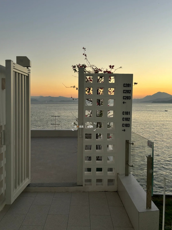 深圳小鎌倉打卡餐廳推介！180°海景渡假風Cafe約會慶生歎世界 