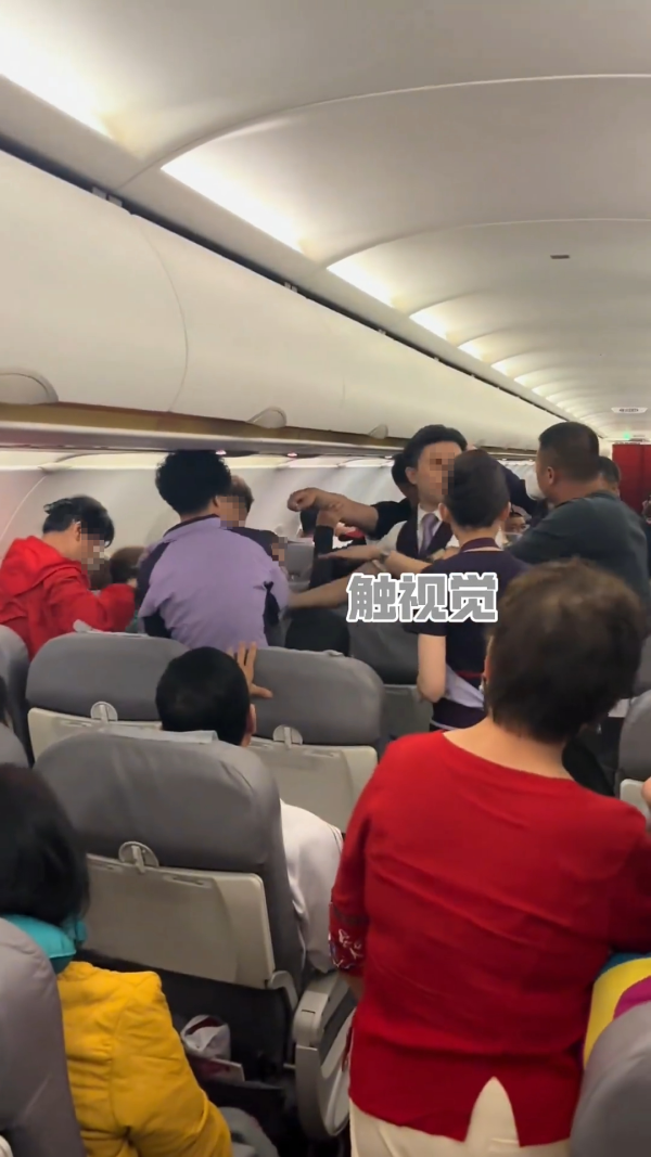 有片！深圳機上驚現MMA場面失控 女子不滿男孩狂踢椅背出擊 母：他只是孩子 