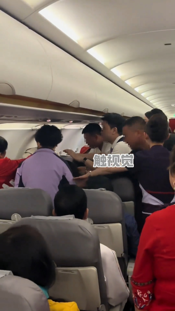 有片！深圳機上驚現MMA場面失控 女子不滿男孩狂踢椅背出擊 母：他只是孩子 