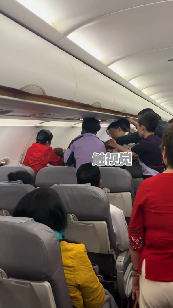 有片！深圳機上驚現MMA場面失控 女子不滿男孩狂踢椅背出擊 母：他只是孩子 