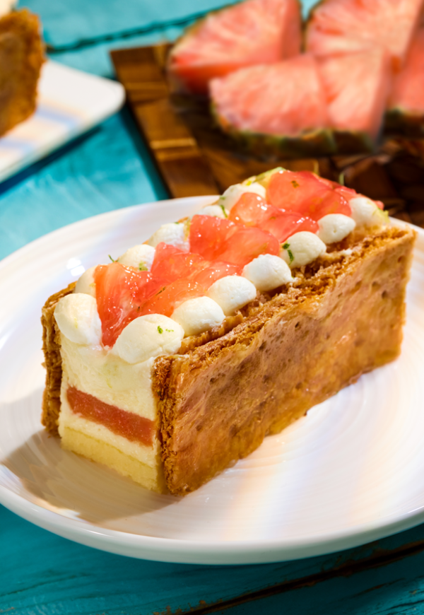 Lady M推出粉紅菠蘿法式千層酥！全球首發／鋪滿粉紅菠蘿