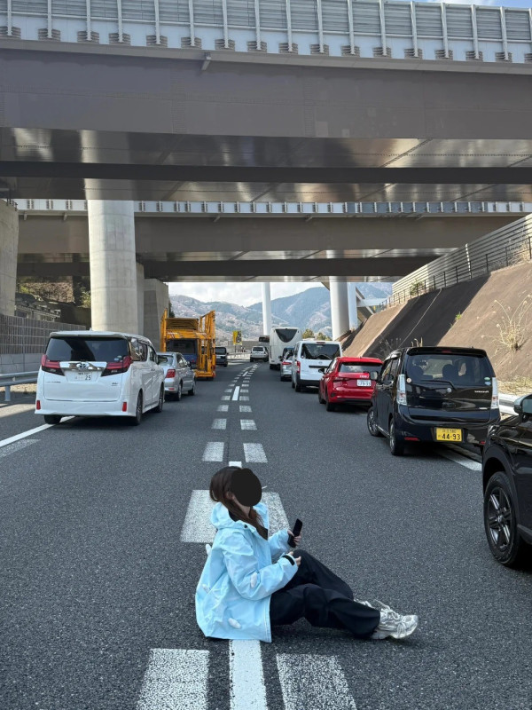 內地女著高踭鞋玩跑步機摔傷 健身室慘被判賠這金額 網民：新型碰瓷？ 