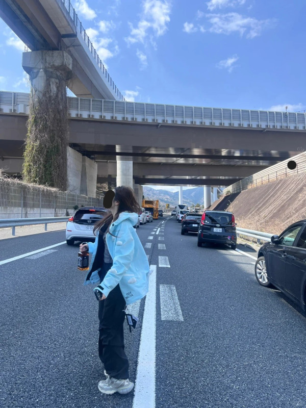 內地女著高踭鞋玩跑步機摔傷 健身室慘被判賠這金額 網民：新型碰瓷？ 