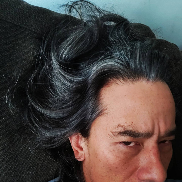 混血靚仔星二代超近距離生圖流出 滿頭白髮滄桑外貌震驚網民