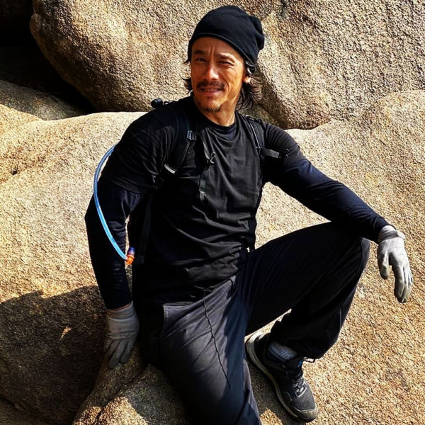 混血靚仔星二代超近距離生圖流出 滿頭白髮滄桑外貌震驚網民