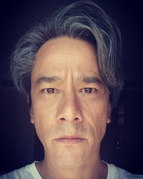 混血靚仔星二代超近距離生圖流出 滿頭白髮滄桑外貌震驚網民