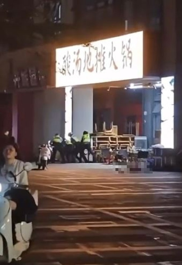 突發!網絡瘋傳深圳壹方天地斬人 疑似恐怖事發影片曝光 持刀男狂斬倒地女子