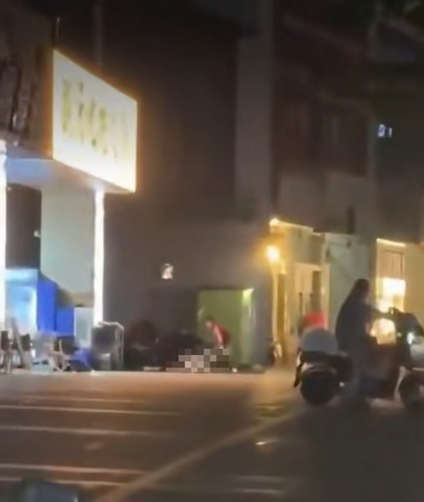 突發!網絡瘋傳深圳壹方天地斬人 疑似恐怖事發影片曝光 持刀男狂斬倒地女子