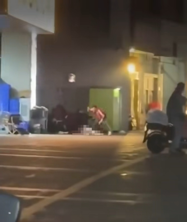 突發!網絡瘋傳深圳壹方天地斬人 疑似恐怖事發影片曝光 持刀男狂斬倒地女子