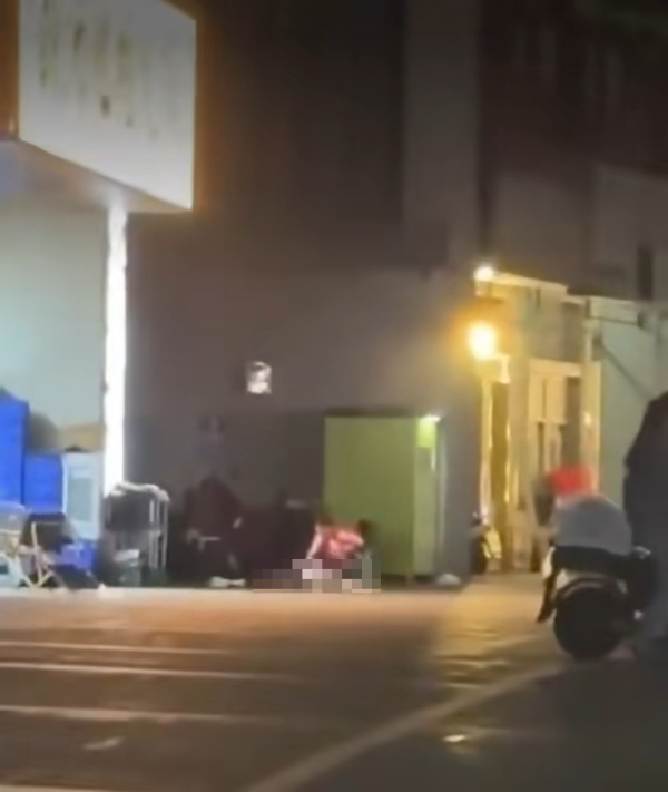 突發!網絡瘋傳深圳壹方天地斬人 疑似恐怖事發影片曝光 持刀男狂斬倒地女子