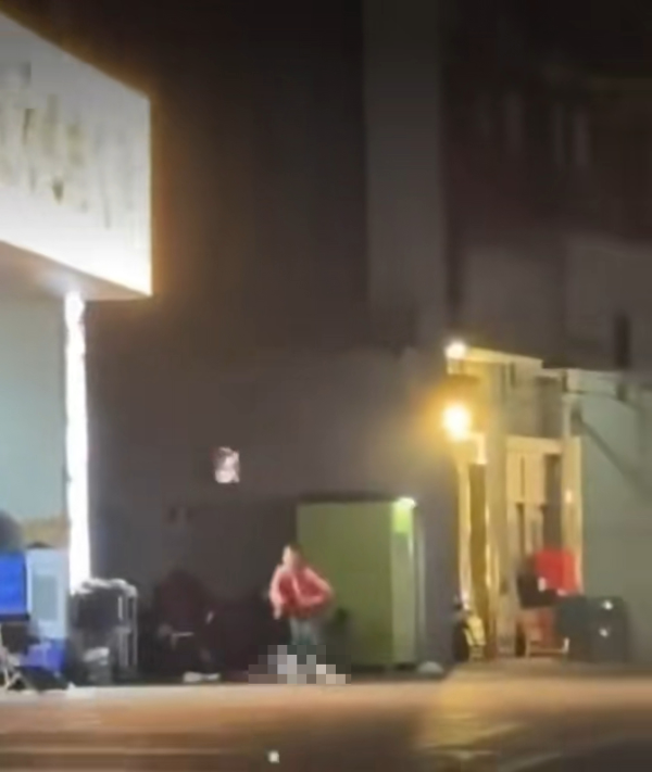 突發!網絡瘋傳深圳壹方天地斬人 疑似恐怖事發影片曝光 持刀男狂斬倒地女子