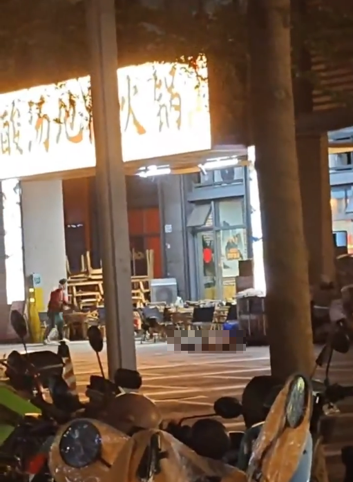 突發!網絡瘋傳深圳壹方天地斬人 疑似恐怖事發影片曝光 持刀男狂斬倒地女子