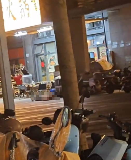 突發!網絡瘋傳深圳壹方天地斬人 疑似恐怖事發影片曝光 持刀男狂斬倒地女子