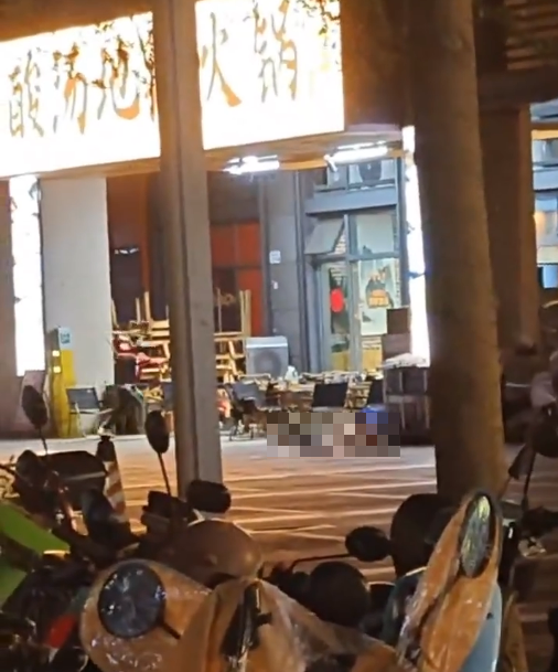 突發!網絡瘋傳深圳壹方天地斬人 疑似恐怖事發影片曝光 持刀男狂斬倒地女子