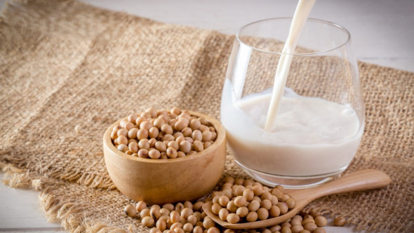 飲豆漿補鈣加1種材料效果倍增！喝豆漿5迷思不能放紅糖？防中毒豆漿須煮滾