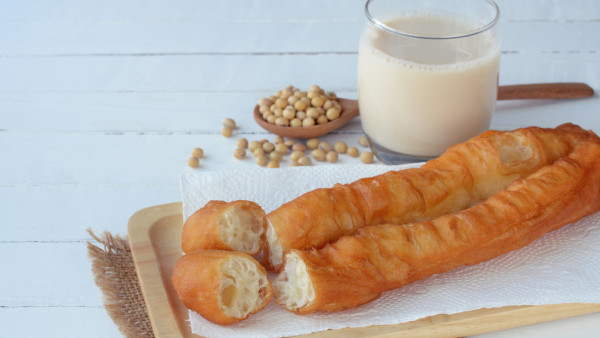 飲豆漿補鈣加1種材料效果倍增！喝豆漿5迷思不能放紅糖？防中毒豆漿須煮滾