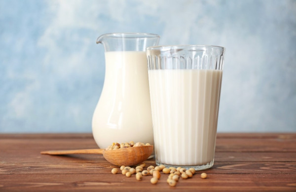 飲豆漿補鈣加1種材料效果倍增！喝豆漿5迷思不能放紅糖？防中毒豆漿須煮滾