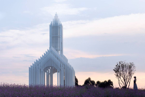 光影交織純白無影教堂 被薰衣草花海重重包圍 猶如油畫般夢幻唯美 