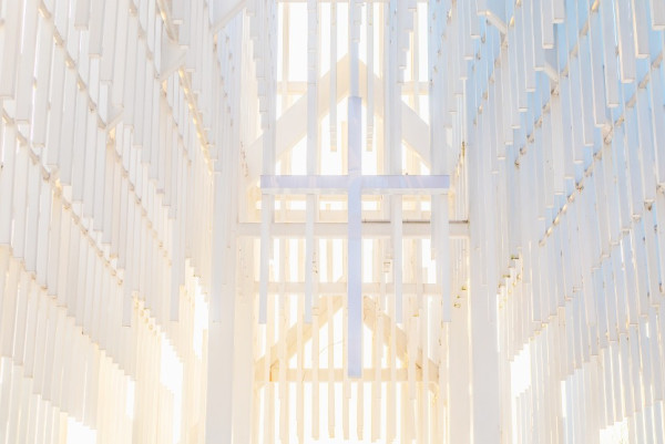 光影交織純白無影教堂 被薰衣草花海重重包圍 猶如油畫般夢幻唯美 